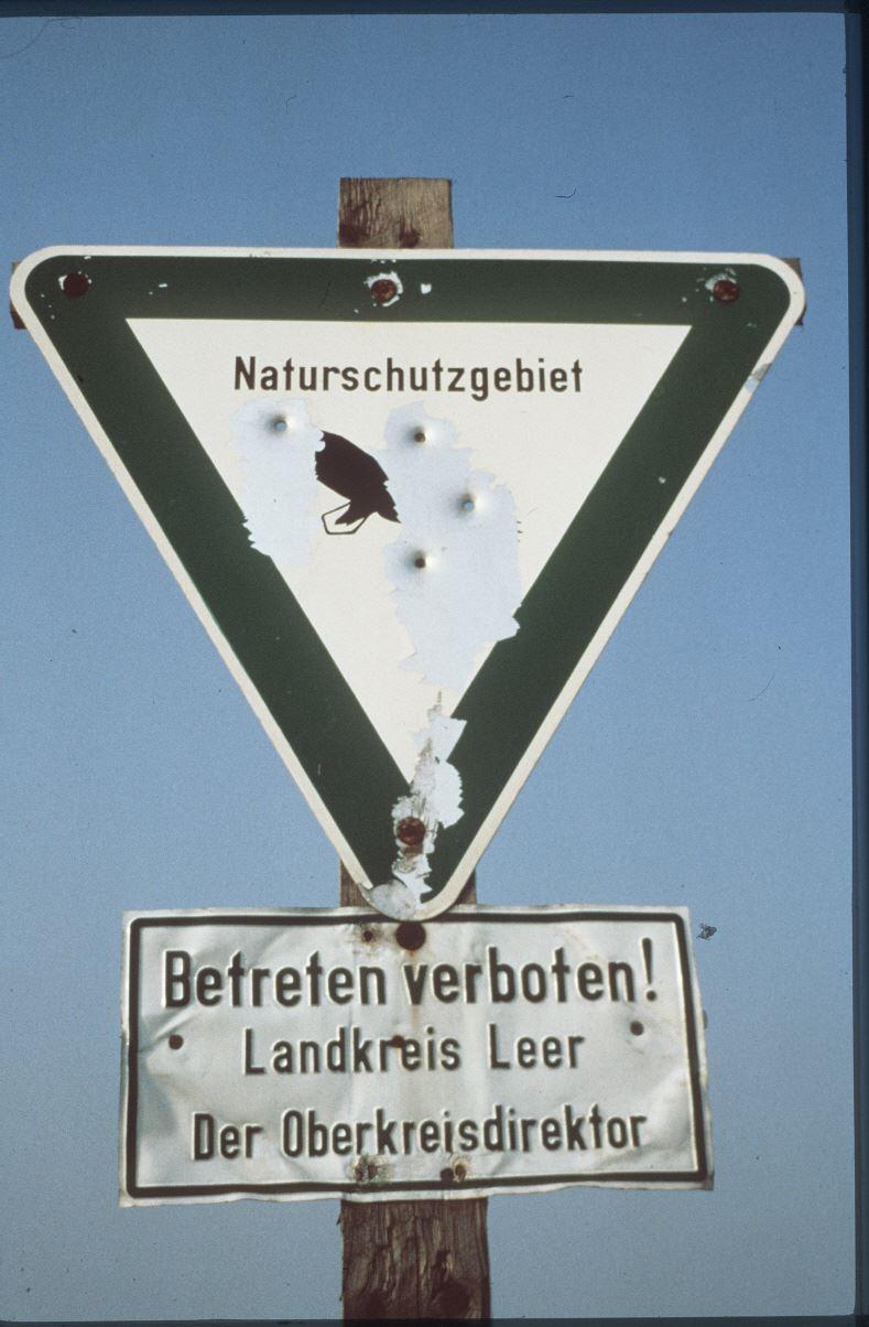 Von Jägerkugeln durchsiebtes Schild